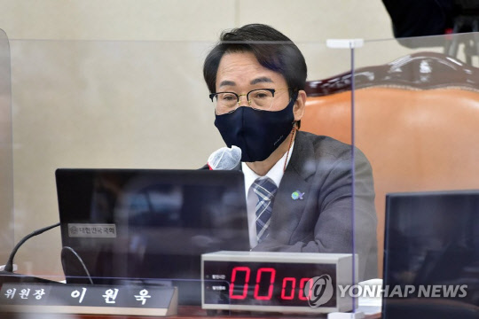 발언하는 이원욱 국회 과학기술정보방송통신위원장 <연합뉴스>
